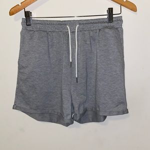 grey shorts